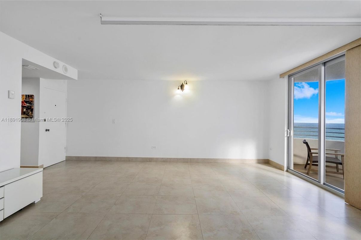 Empty room, Interior, Water