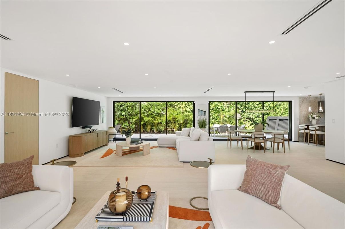 Dining room, Interior, Living room, Pendant Lights, Recessed Lighting
