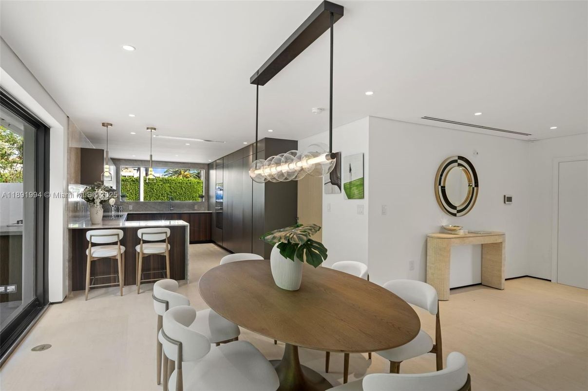 Dining room, Interior, Pendant Lights, Recessed Lighting