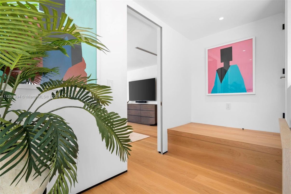 Interior, Recessed Lighting, Wood Texture Flooring