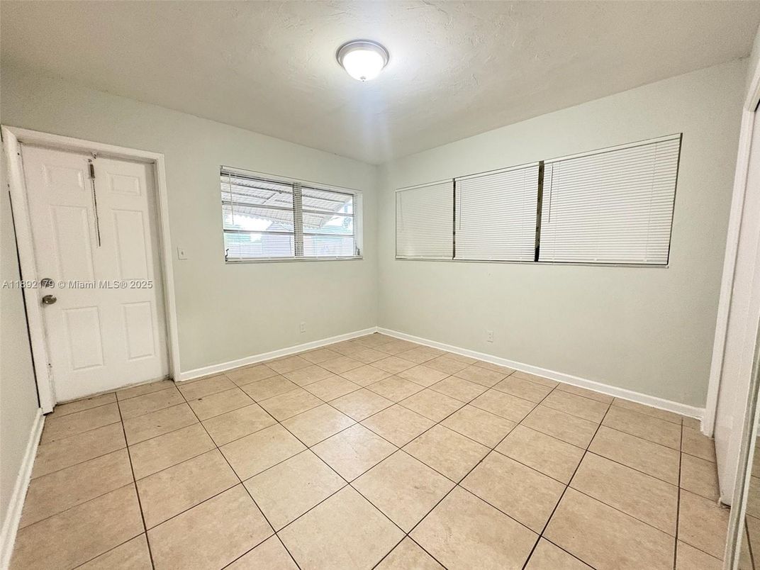 Empty room, Interior