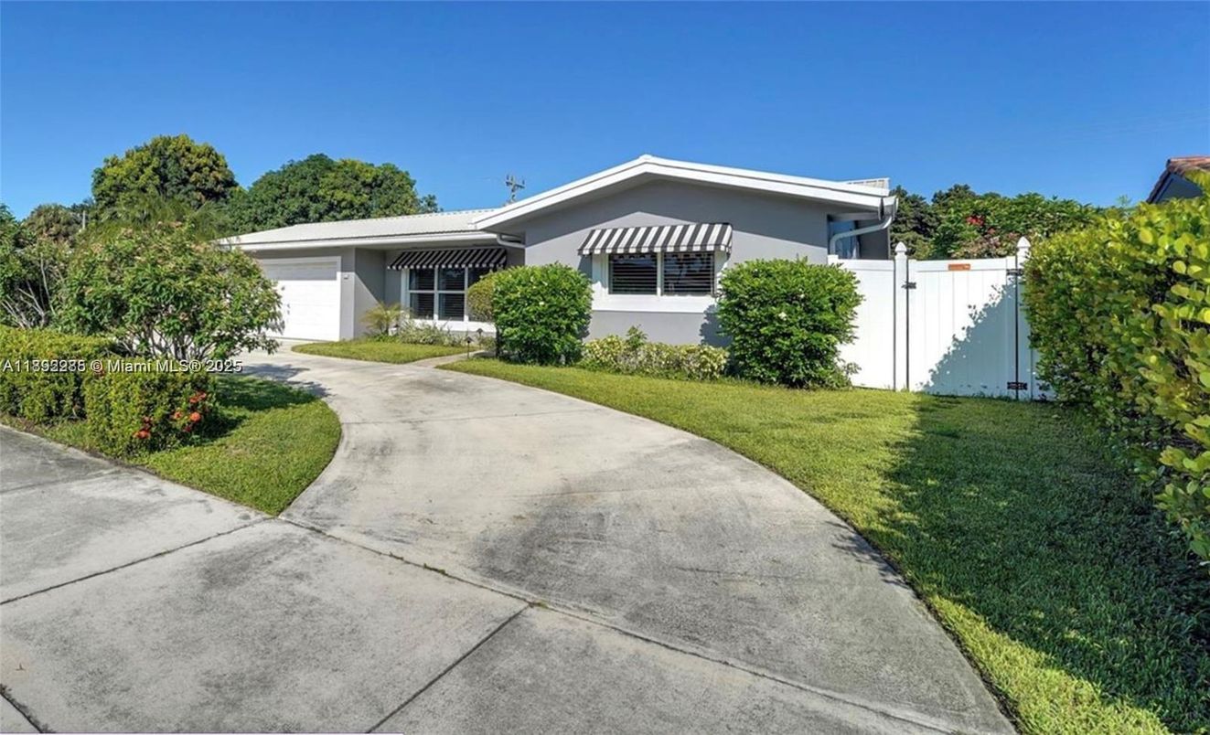 Exterior, Facade, Ranch