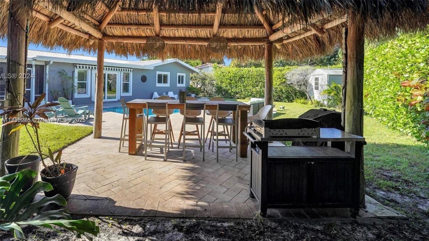 Exterior, Outdoor Kitchen, Pool