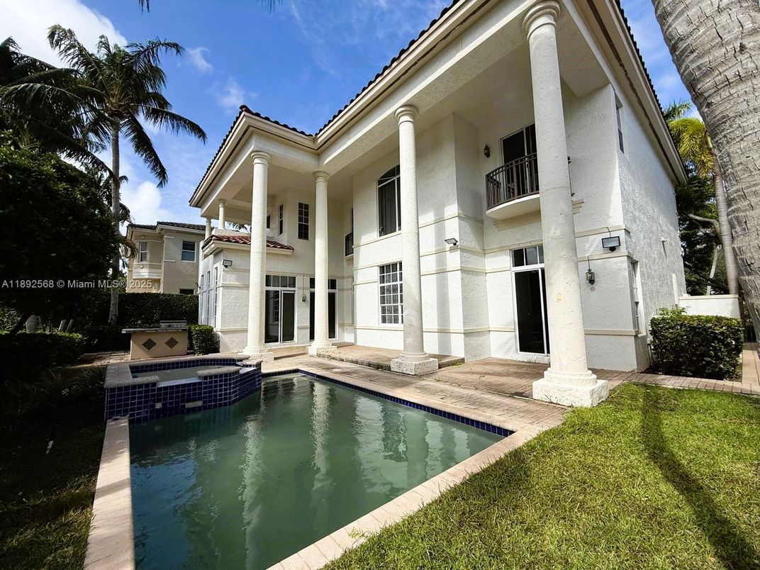Exterior, Outdoor Kitchen, Pool