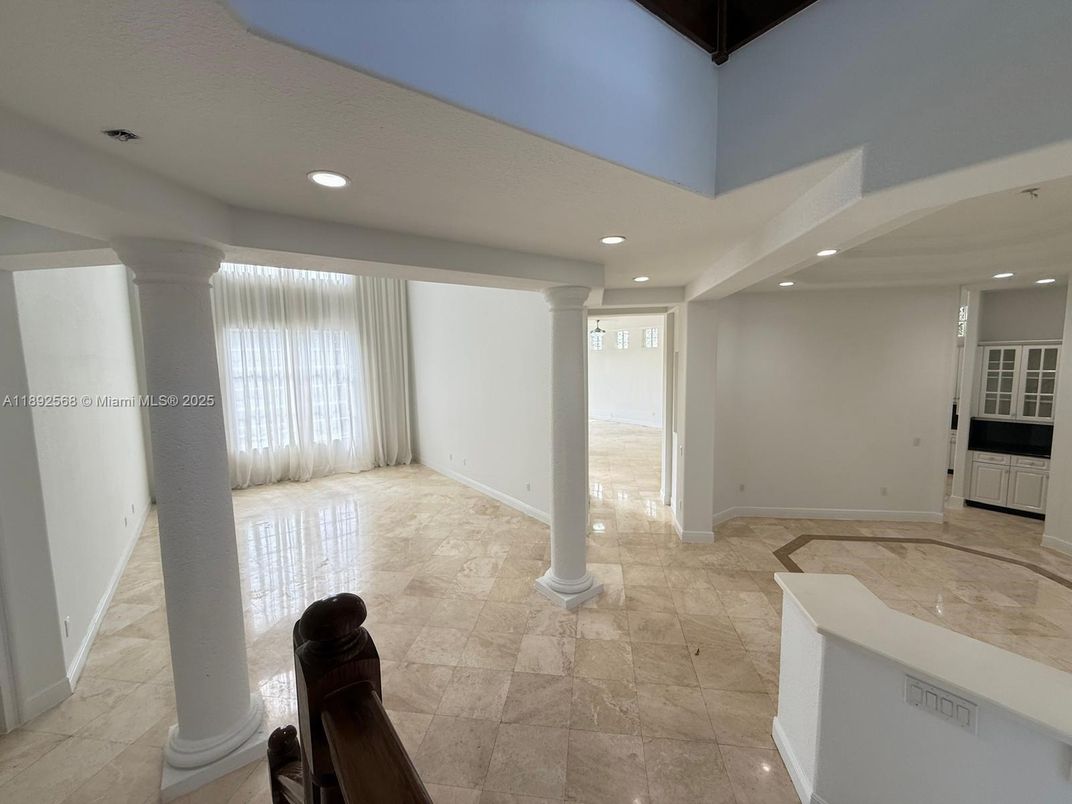 Empty room, Interior, Recessed Lighting