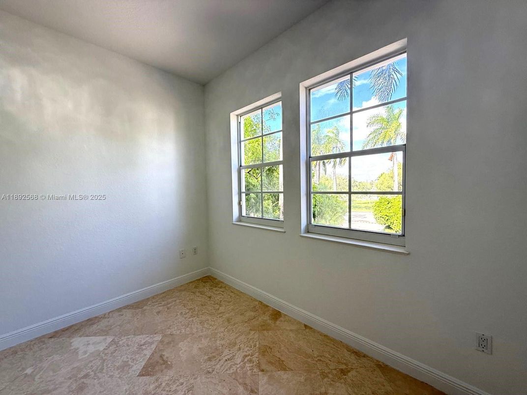Empty room, Interior