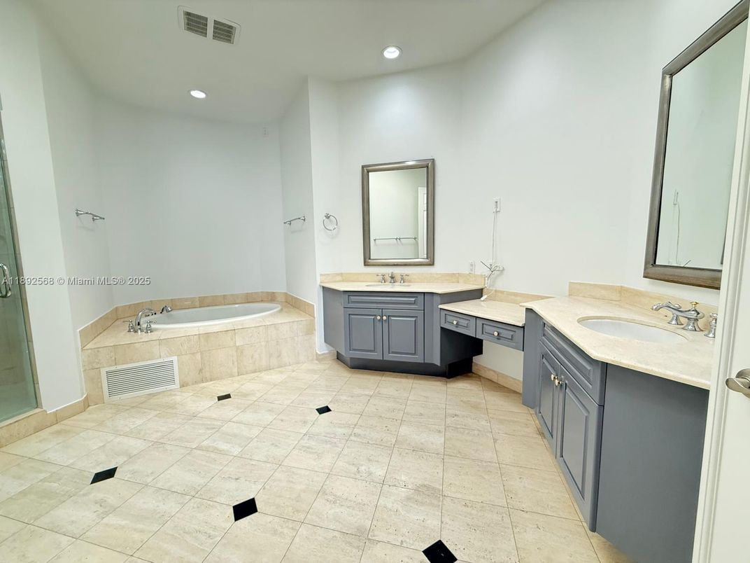 Bathroom, Dual Sink Vanities, Interior, Recessed Lighting