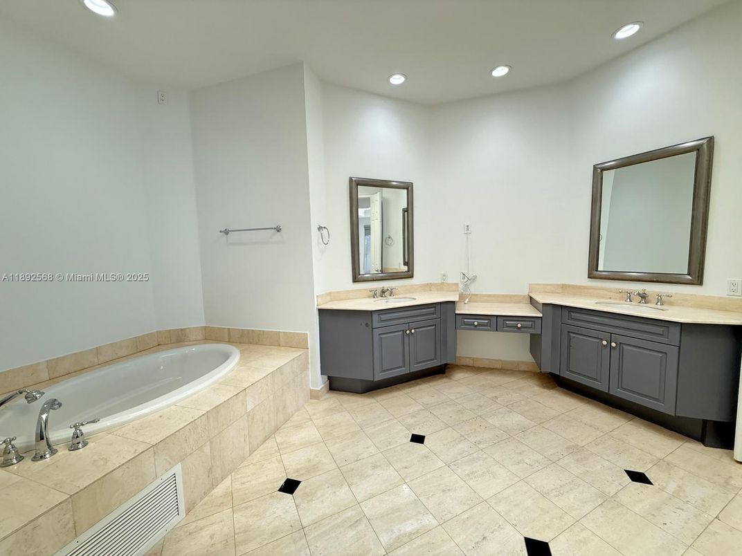 Bathroom, Dual Sink Vanities, Interior, Recessed Lighting