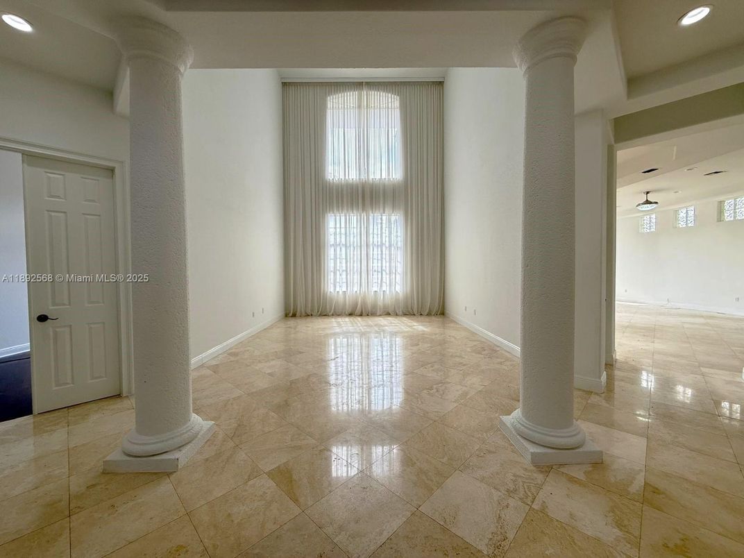 Empty room, Interior, Recessed Lighting