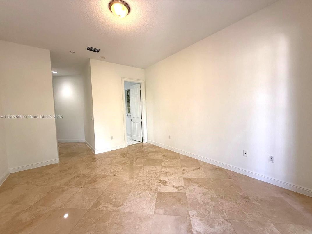 Empty room, Interior