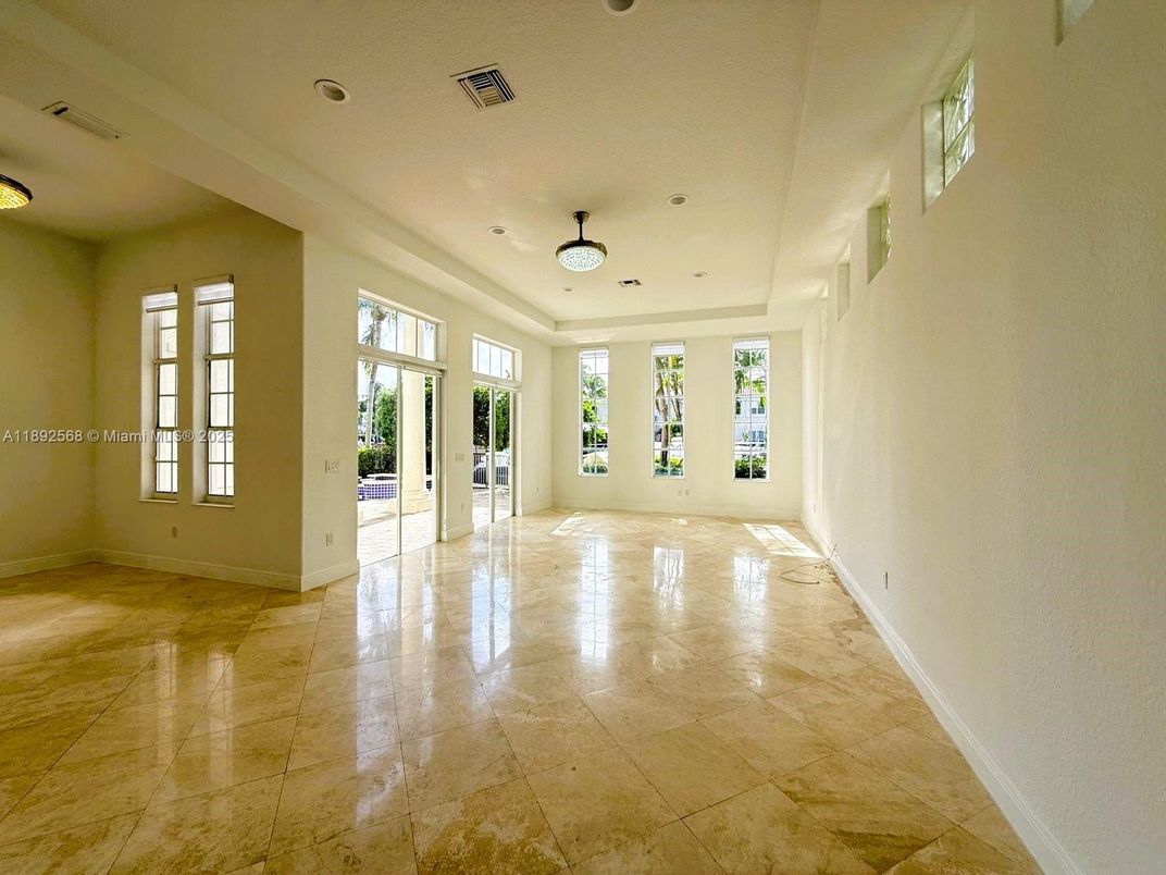 Empty room, Interior, Recessed Lighting