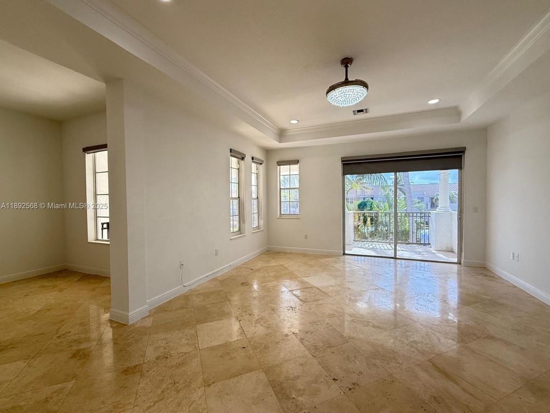 Empty room, Interior, Recessed Lighting