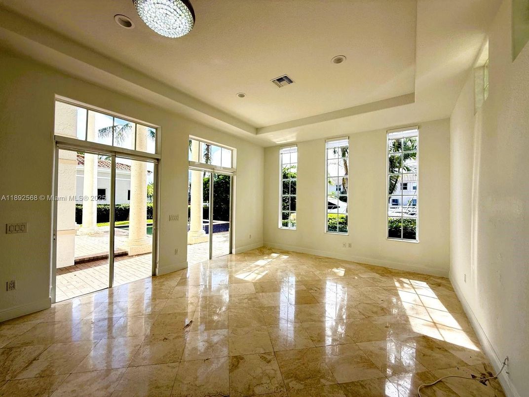 Empty room, Interior, Recessed Lighting