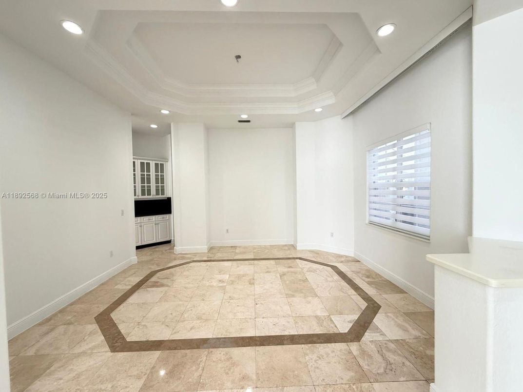 Empty room, Interior, Recessed Lighting