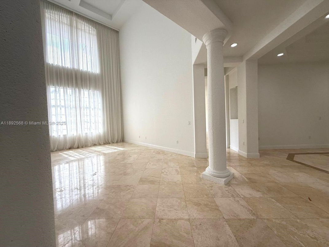 Empty room, Interior, Recessed Lighting