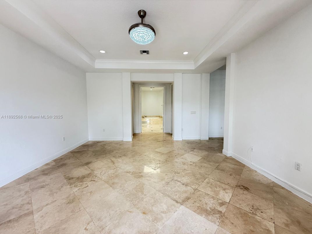 Empty room, Interior, Recessed Lighting