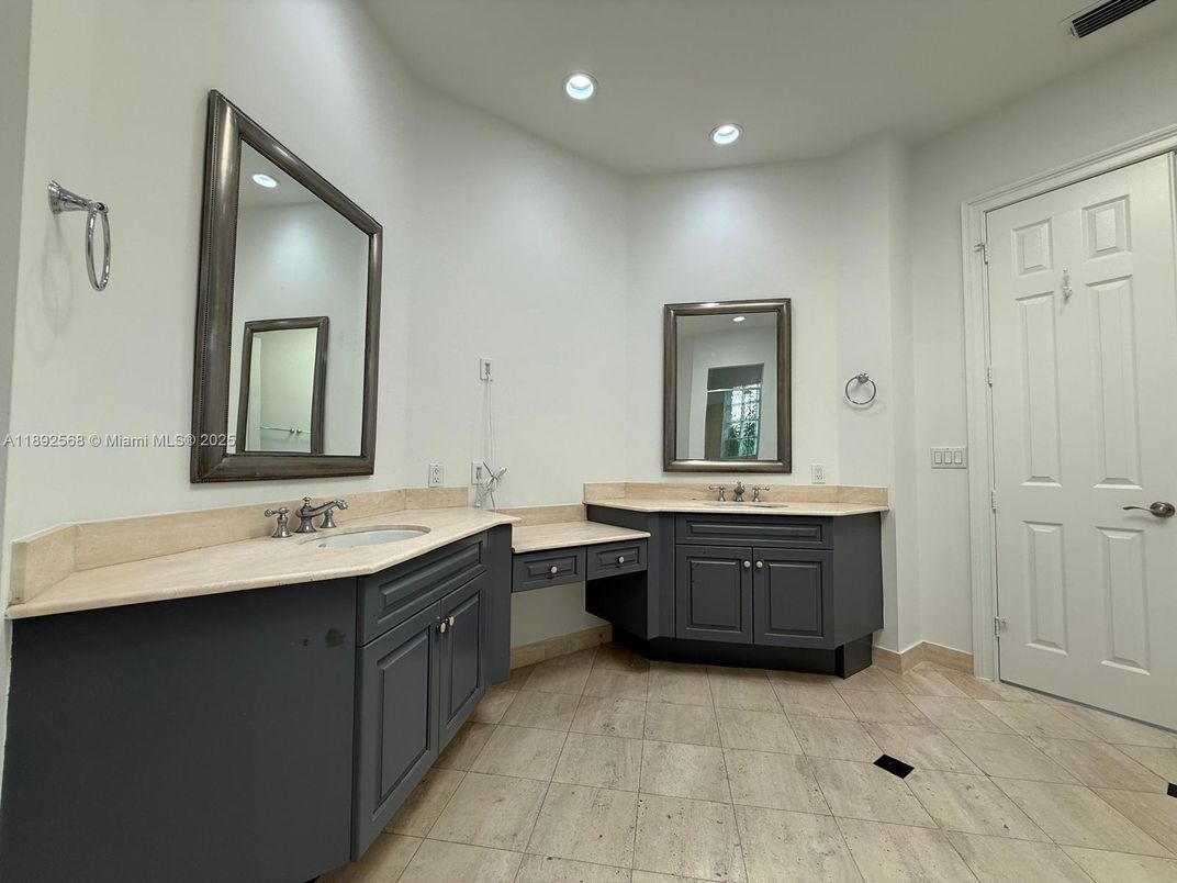 Bathroom, Dual Sink Vanities, Interior, Recessed Lighting