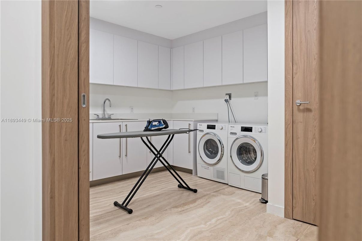 Interior, Washer, Wood Texture Flooring