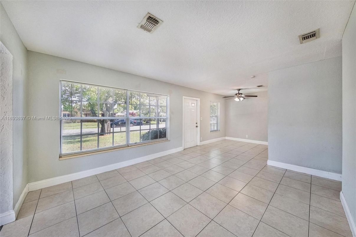 Empty room, Interior