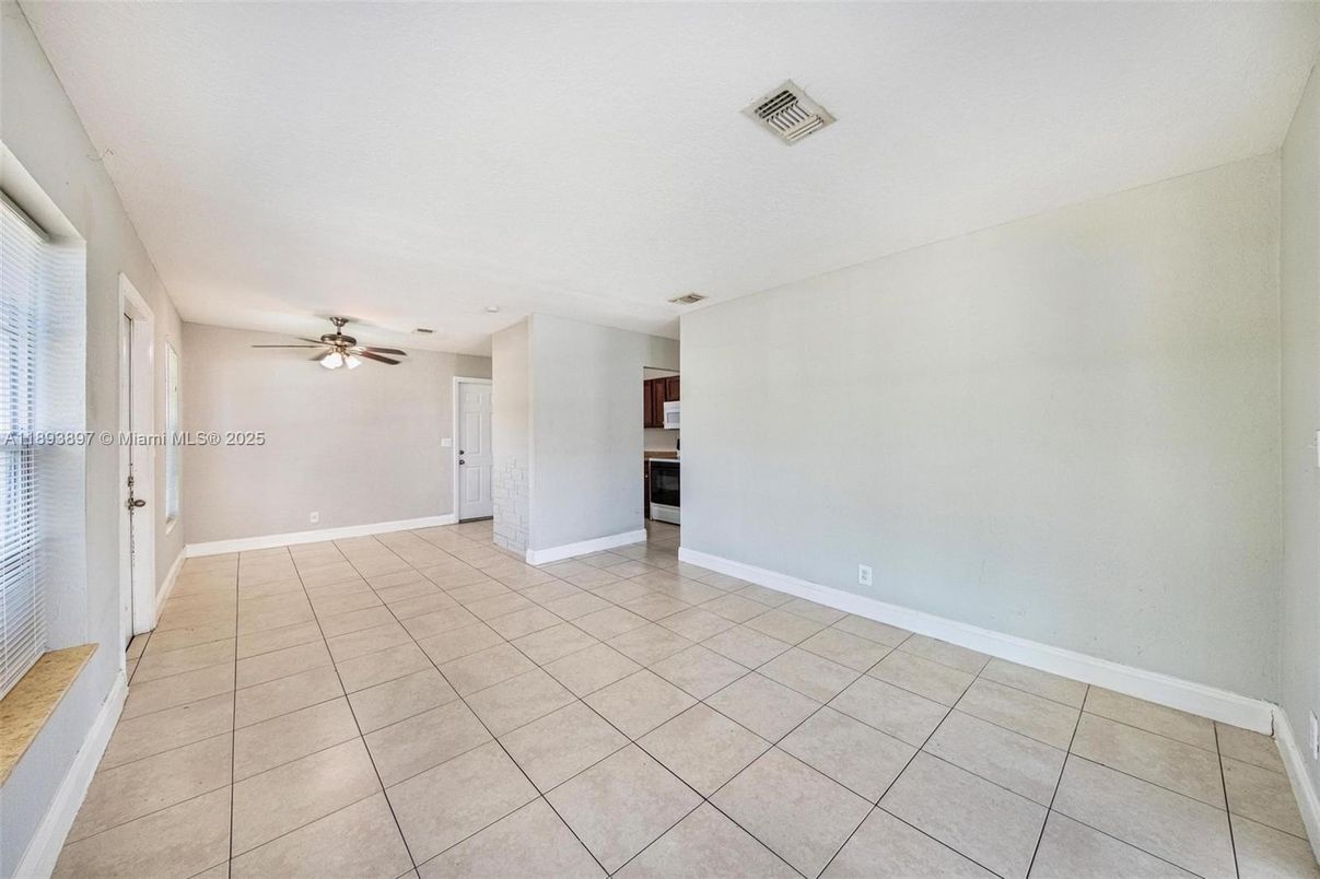 Empty room, Interior