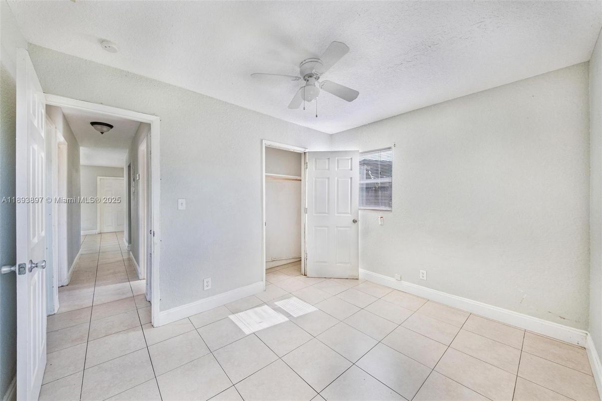 Empty room, Interior