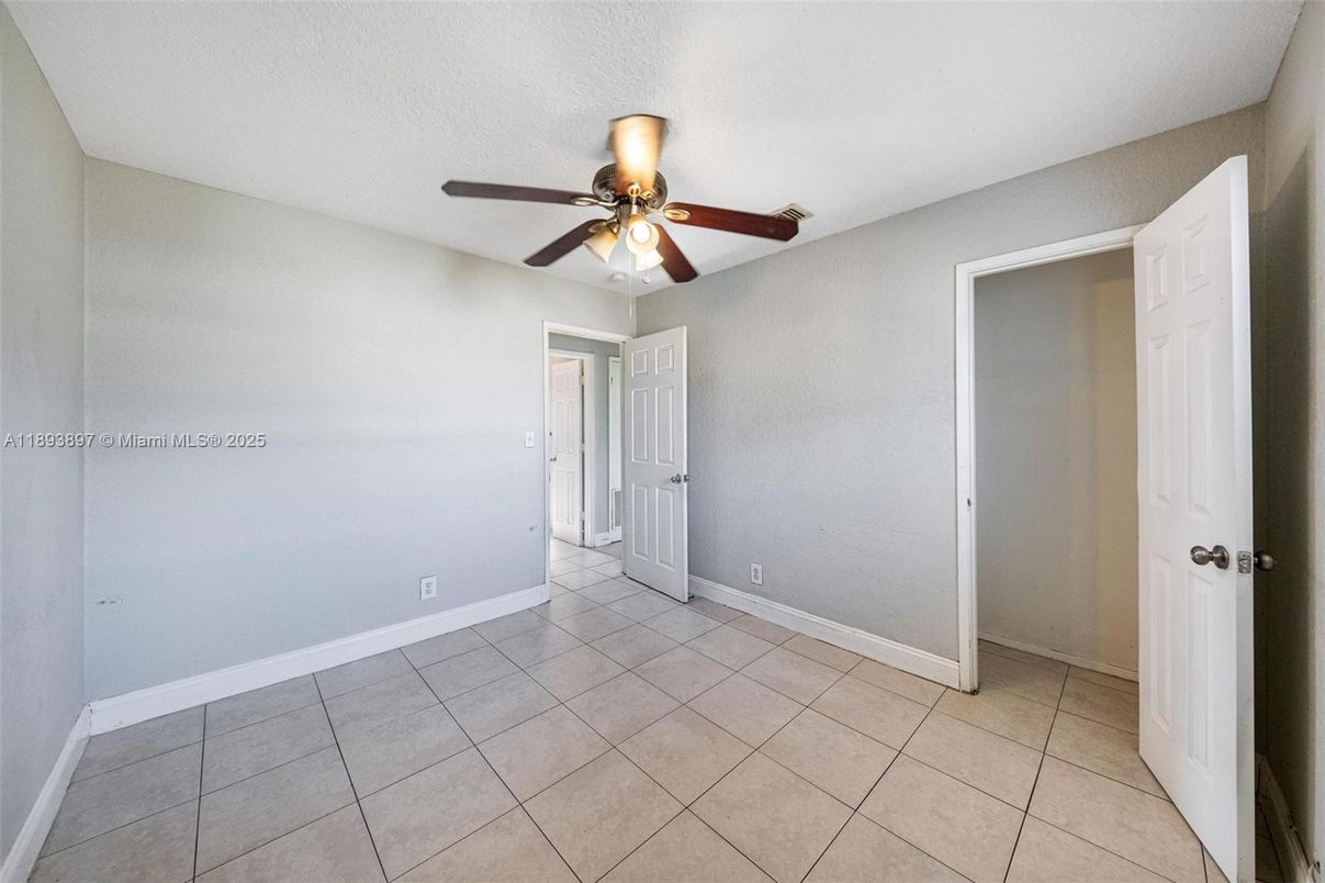 Empty room, Interior