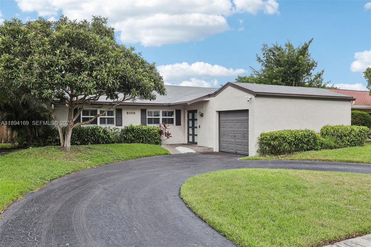 Attached, Exterior, Facade, Ranch