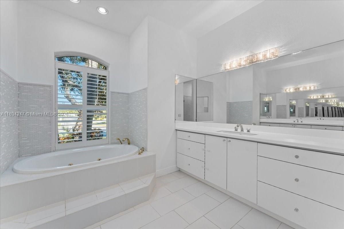 Bathroom, Dual Sink Vanities, Interior, Recessed Lighting