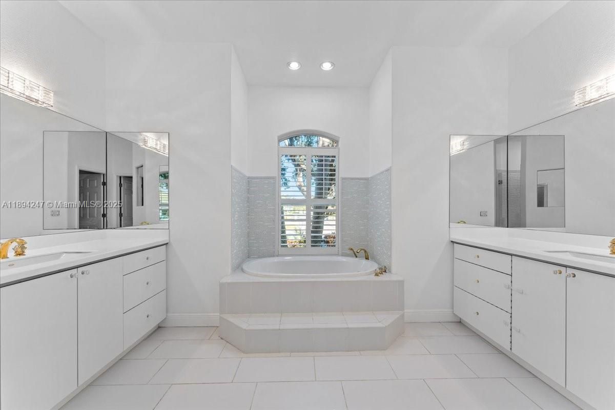 Bathroom, Dual Sink Vanities, Interior, Recessed Lighting