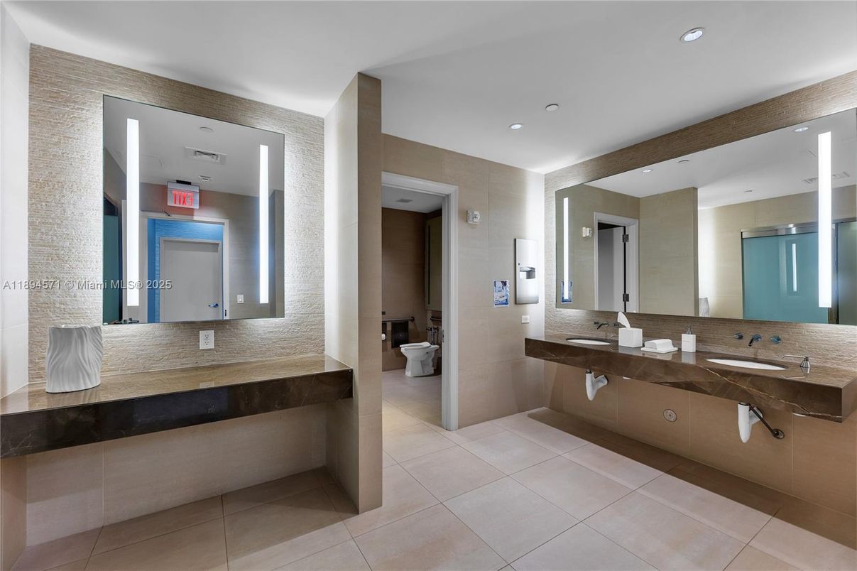 Bathroom, Dual Sink Vanities, Interior, Recessed Lighting