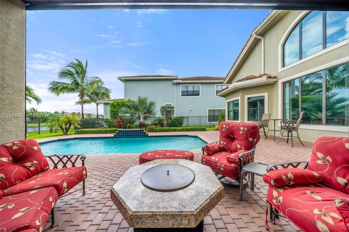 Exterior, Pool, Water