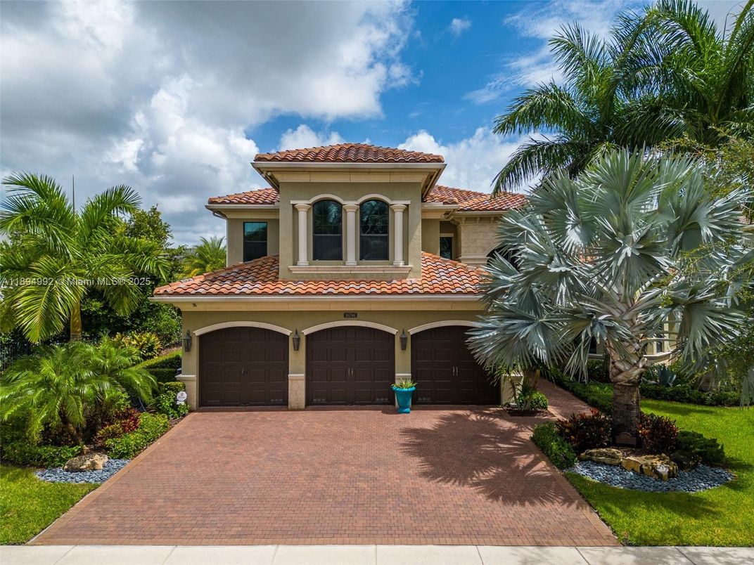 Attached, Exterior, Facade, Mediterranean