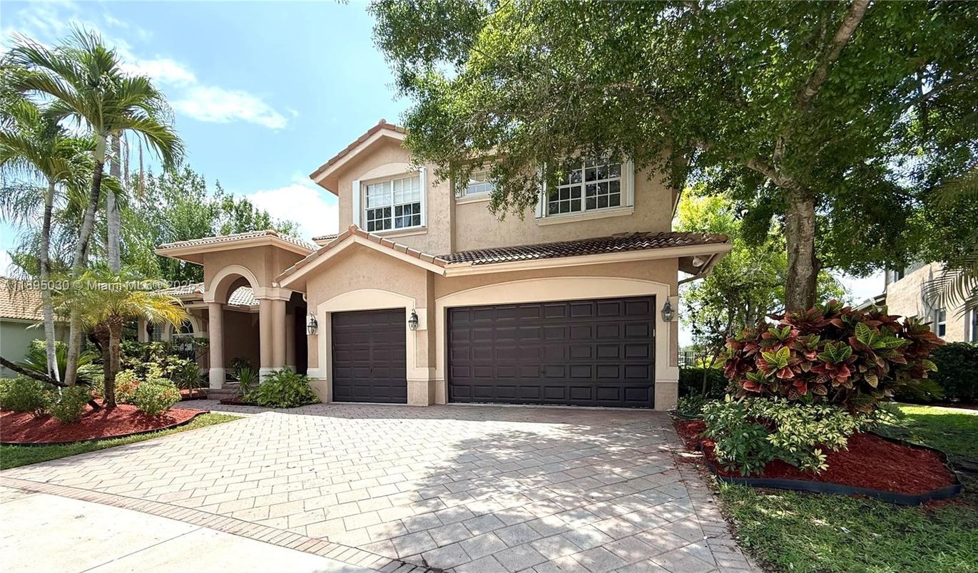 Attached, Exterior, Facade, Mediterranean