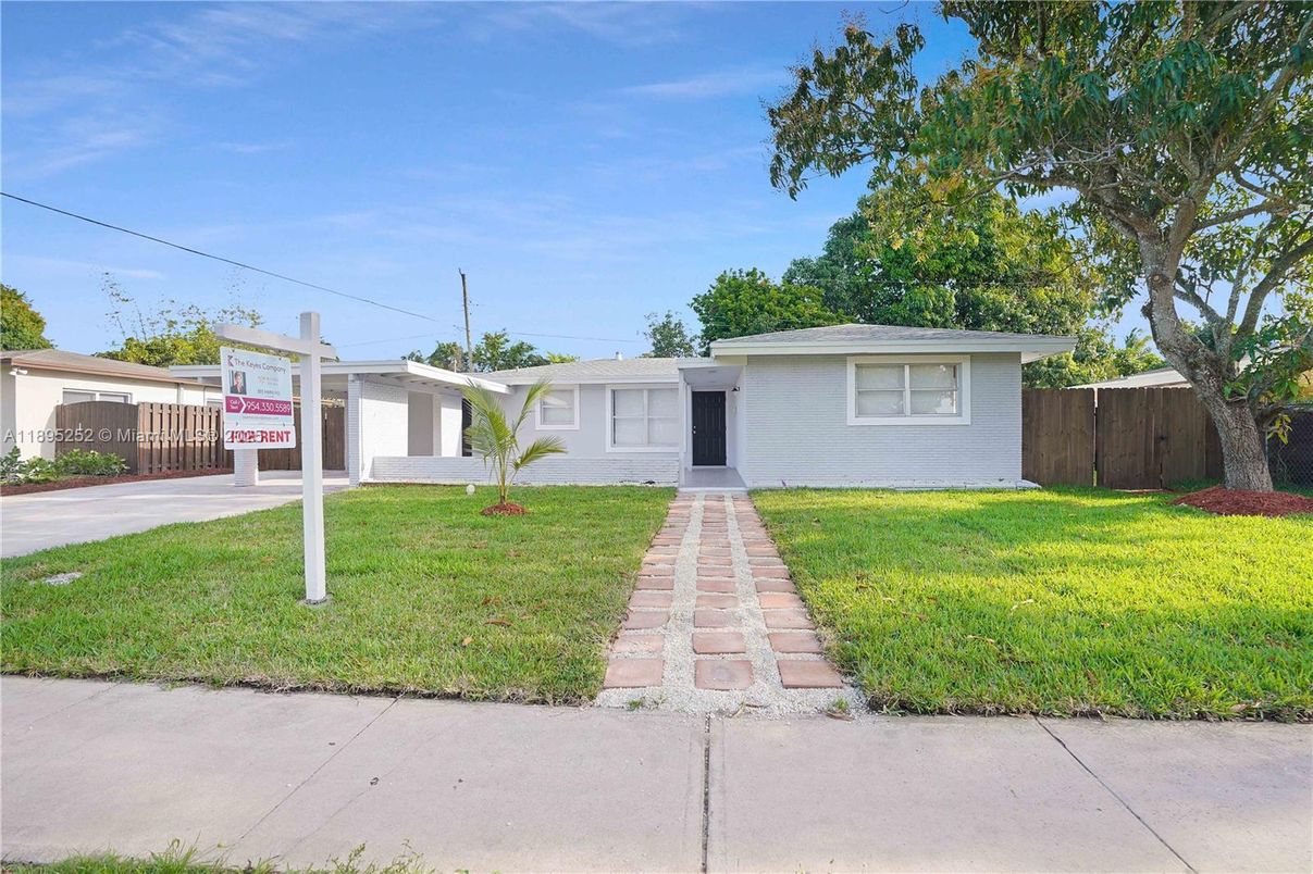 Backyard, Exterior, Facade, Ranch