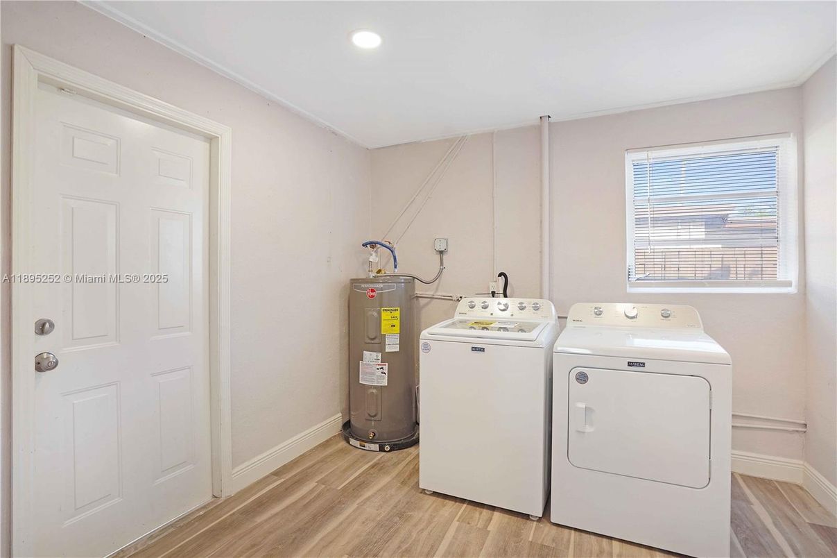 Interior, Recessed Lighting, Washer, Wood Texture Flooring