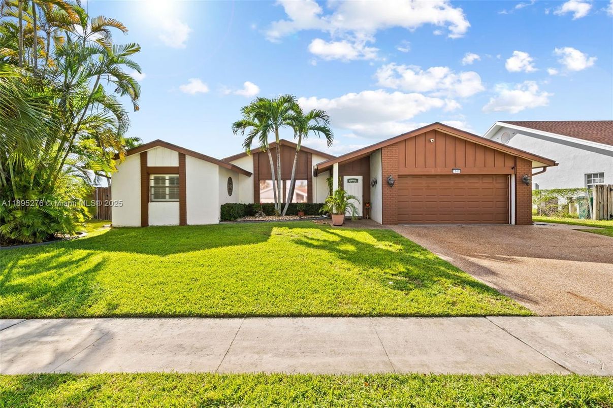 Attached, Exterior, Facade, Ranch