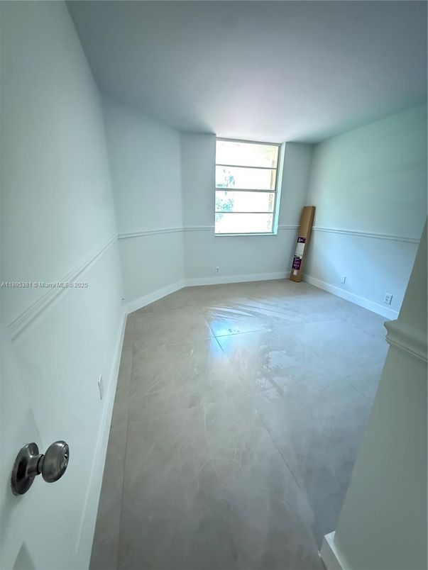 Empty room, Interior