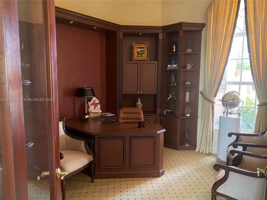 Home Office, Interior