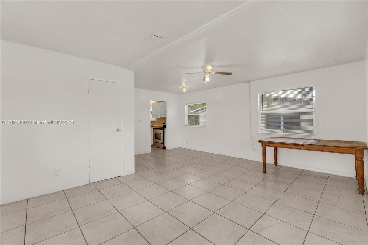 Empty room, Interior