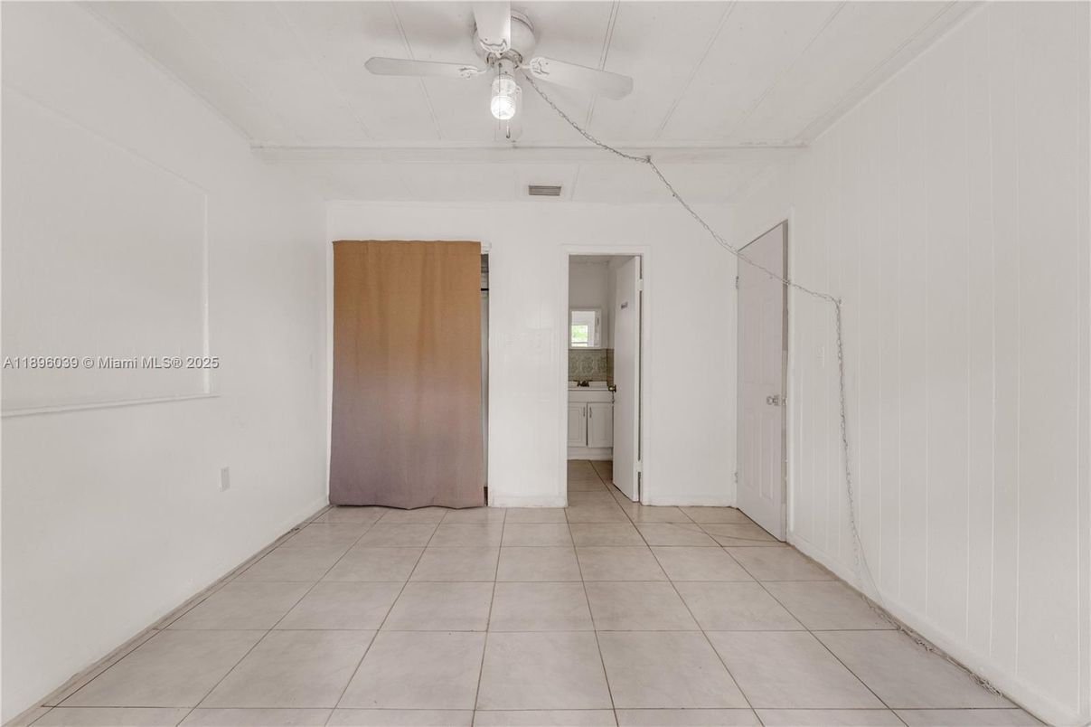 Empty room, Interior