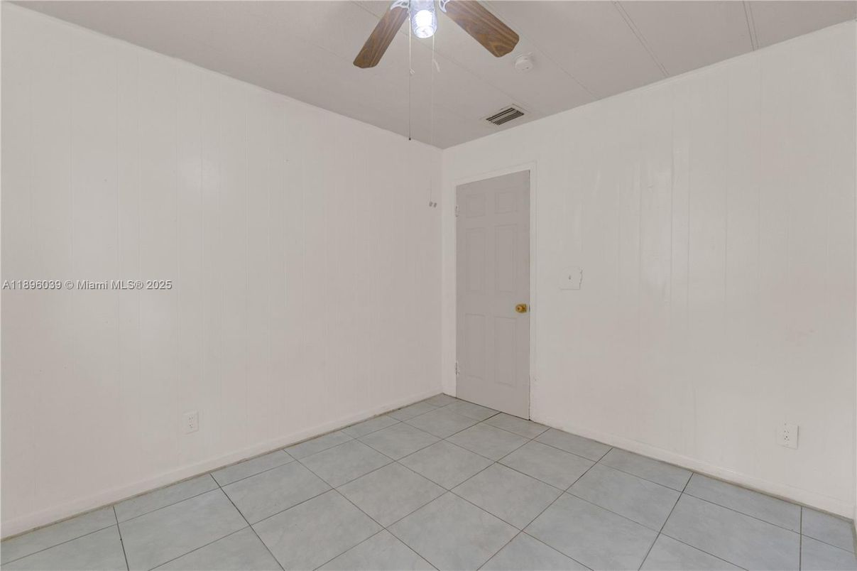 Empty room, Interior