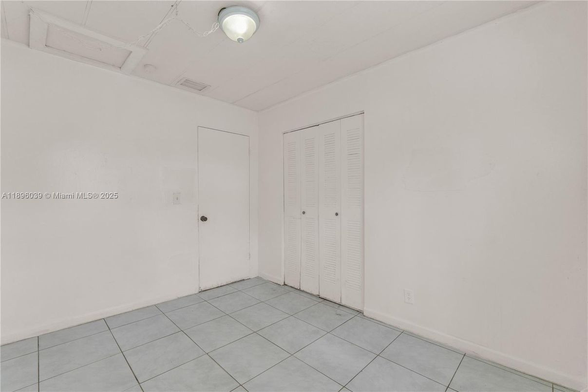 Empty room, Interior