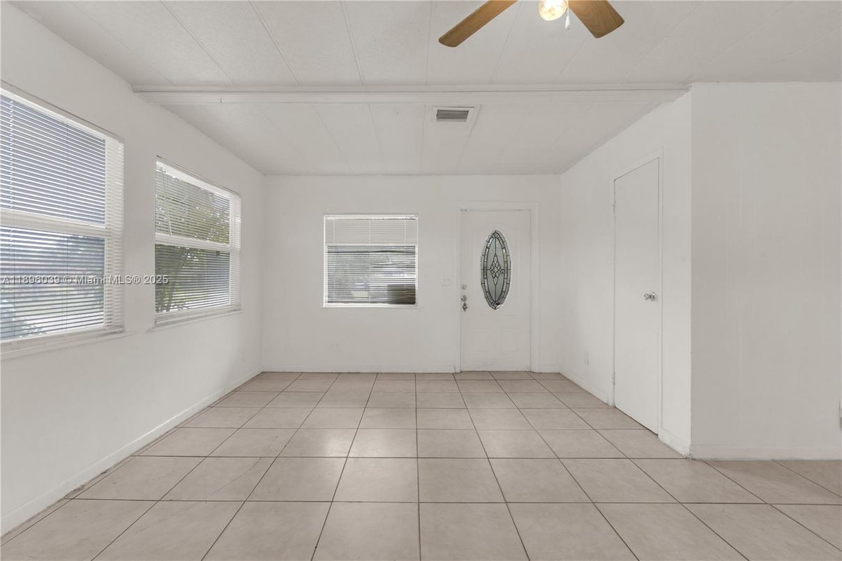 Empty room, Interior