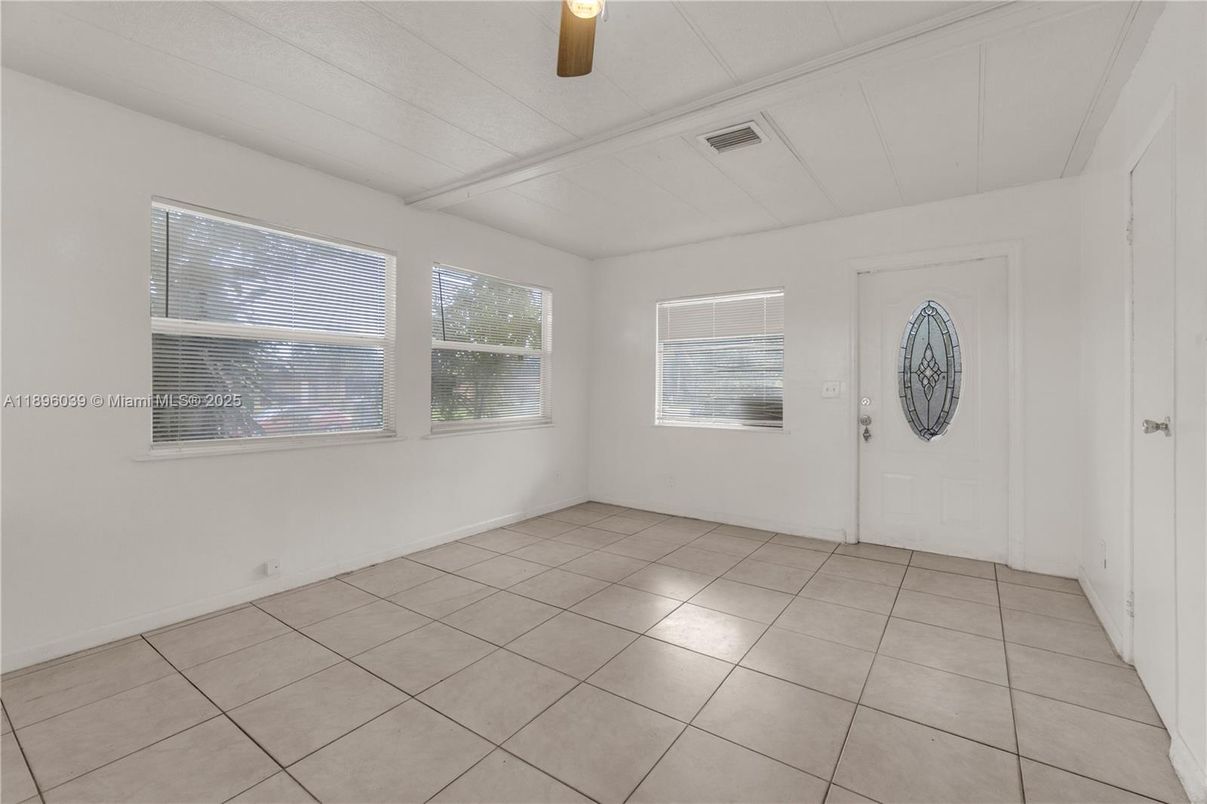 Empty room, Interior