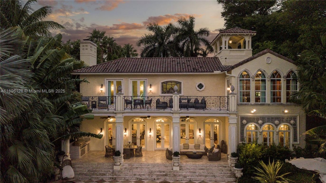 Exterior, Facade, Mediterranean