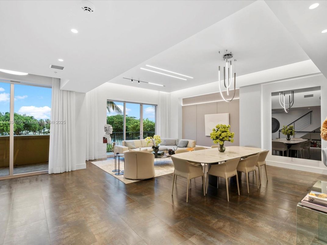 Dining room, Interior, Living room, Pendant Lights, Recessed Lighting, Wood Texture Flooring