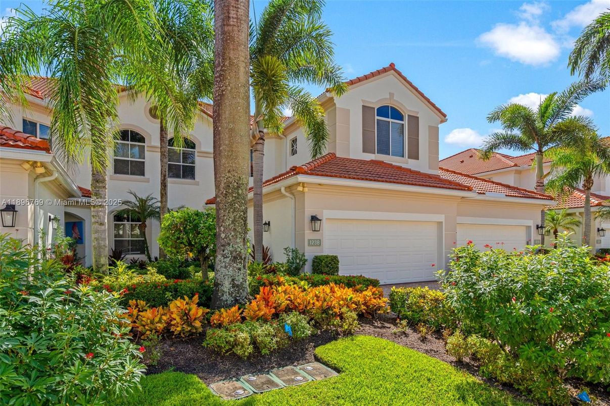 Attached, Exterior, Facade, Mediterranean