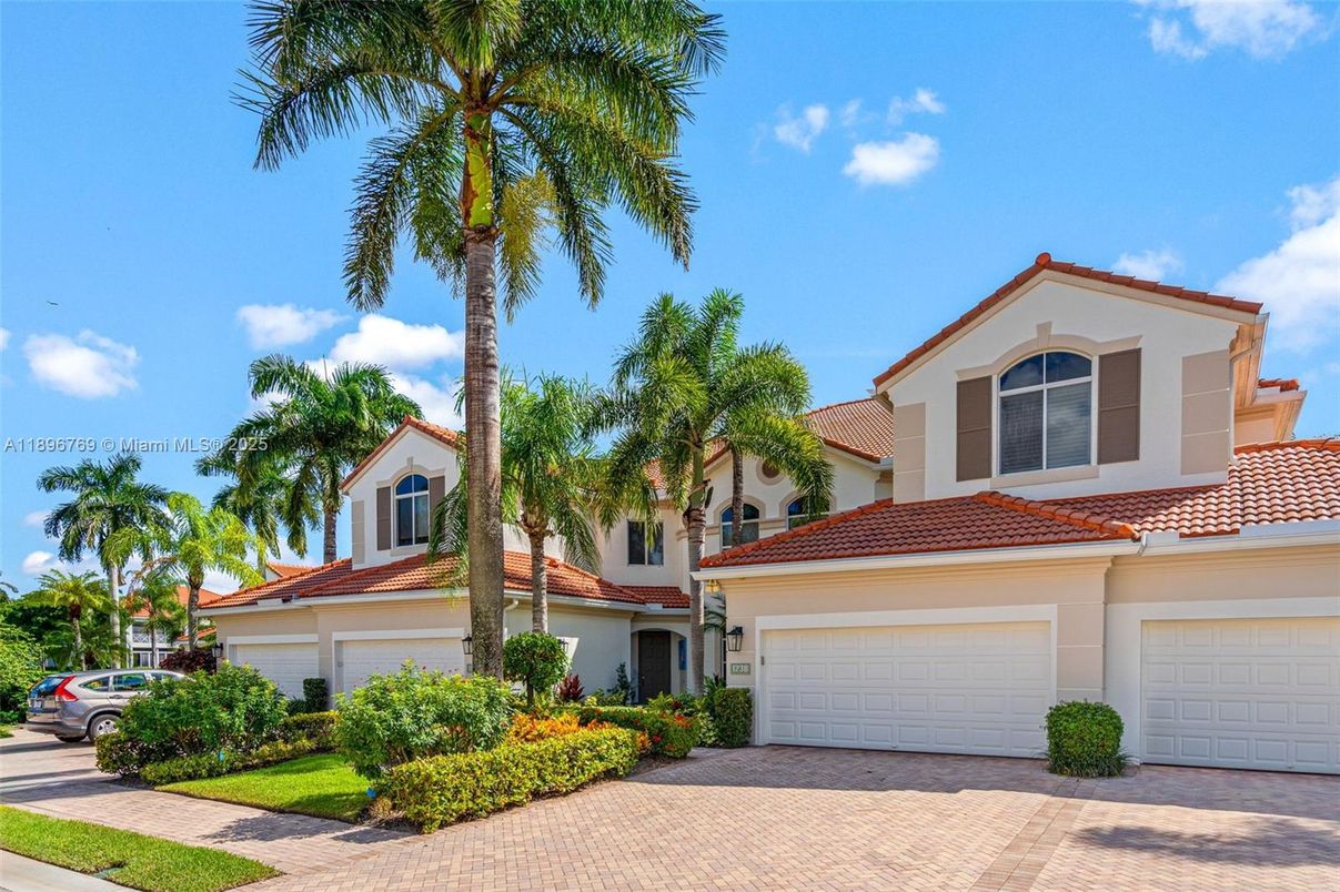 Attached, Exterior, Facade, Mediterranean