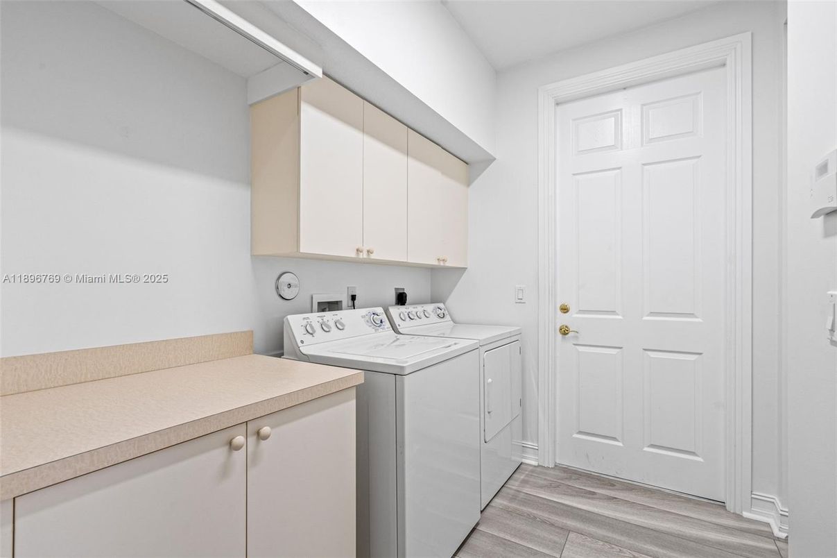 Interior, Washer, Wood Texture Flooring