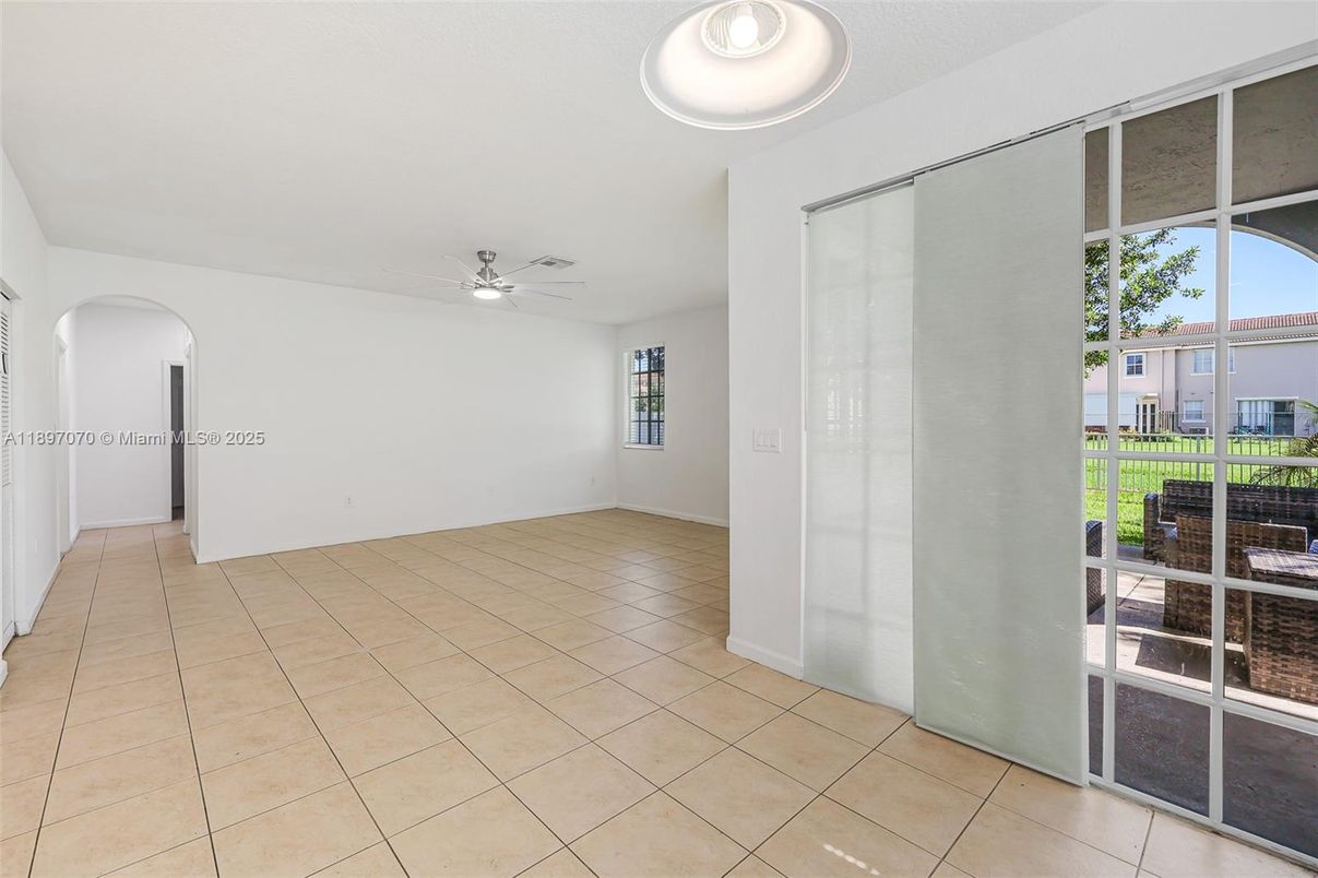 Empty room, Interior